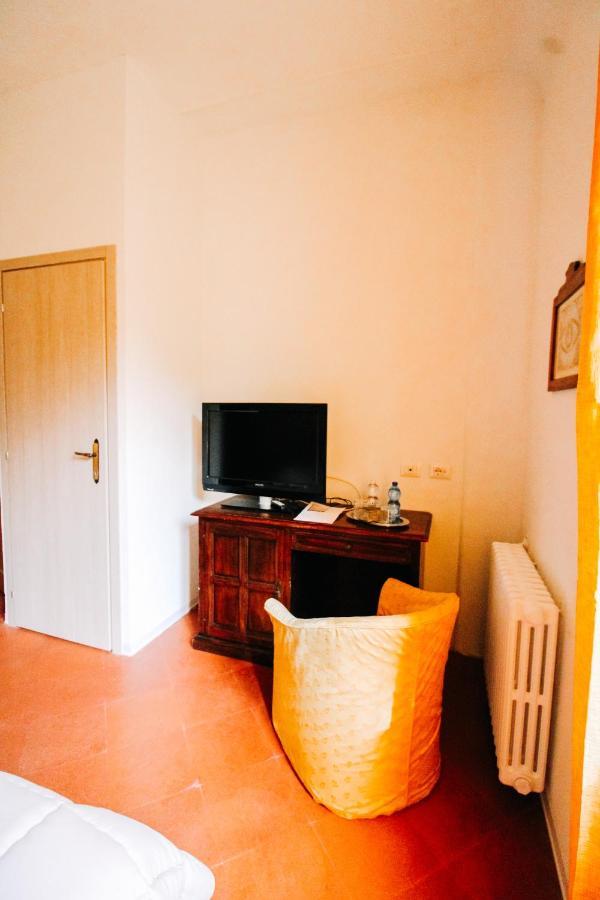 Villa Lilia by Let Siena Esterno foto